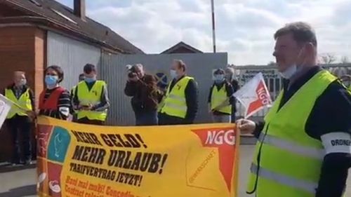 Muncitorii români din industria cărnii protestează în Germania / Sunt angajați la fabrica de mezeluri Martens, din cadrul concernului Tönnies