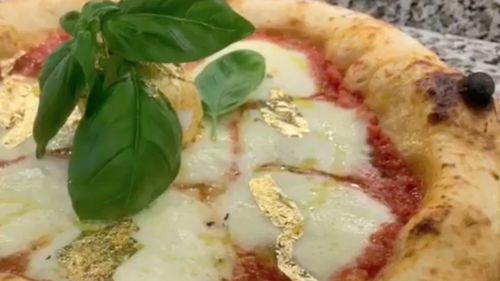 VIDEO Un român a făcut în Italia primele pizza cu foiță de aur / Le vinde cu 99 de euro, iar fiecare comandă e acompaniată cu melodia "We Are the Champions"