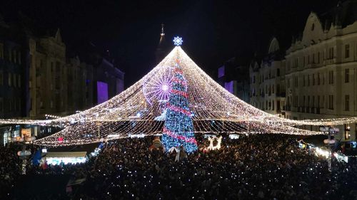 VIDEO S-au aprins luminițele de sărbători la Timișoara. Zeci de mii de oameni la deschiderea Târgului de Crăciun