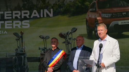 SURSE Presedintele Klaus Iohannis a jucat golf la Pianu de Jos în ziua în care se comemorau 6 ani de la Colectiv/ Este primul an în care șeful statului nu a mers la locul tragediei, ci a trimis o coroană de flori
