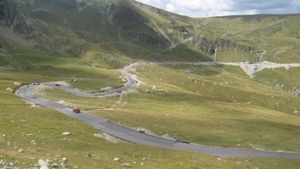 Circulaţia pe sectoarele de munte de pe Transfăgărăşan şi Transalpina se închide începând din 20 octombrie