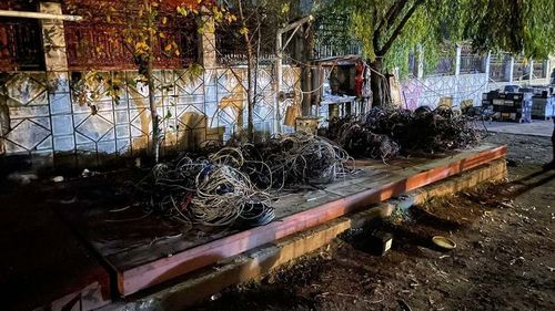 VIDEO Mai multe persoane, prinse în flagrant când incendiau cabluri/ Garda de Mediu a confiscat 360 de kilograme de cabluri și a dat amendă de 10.000 lei