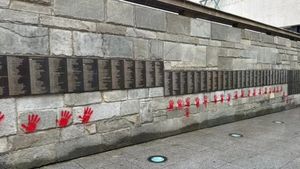 Patru bulgari urmează să fie judecaţi în toamnă la Paris cu privire la ”mâinile roşii” de pe Memorialul Holocaustului / Ei riscă până la şapte ani de închisoare şi amenzi de 75.000 €. O primă audiere la 11 septembrie, procesul pe fond, la sfârşitul lui octombrie