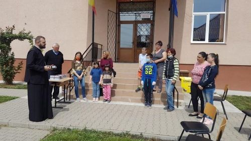 150 de tablete oferite elevilor cu rezultate bune la învățătură de preoții din cadrul Arhiepiscopiei Ortodoxe de Alba Iulia