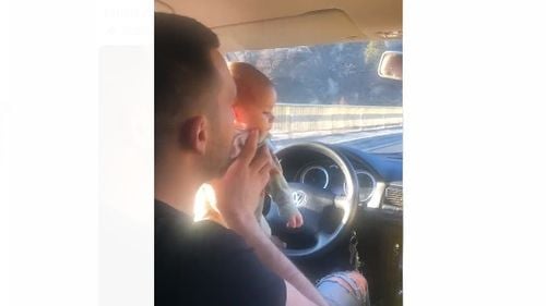 Un șofer care și-a pus bebelușul la volan pe Valea Oltului, amendat cu 580 de lei. Poliția a deschis dosar penal și a sesizat Protecția Copilului