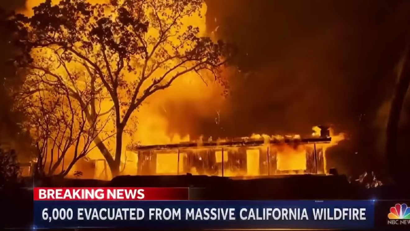 VIDEO Incendiul violent din pădurea californiană continuă să se extindă/ Cel puțin 5500 de hectare au fost arse și mii de persoane evacuate/ Peste 2000 de pompieri încearcă să stingă flăcările