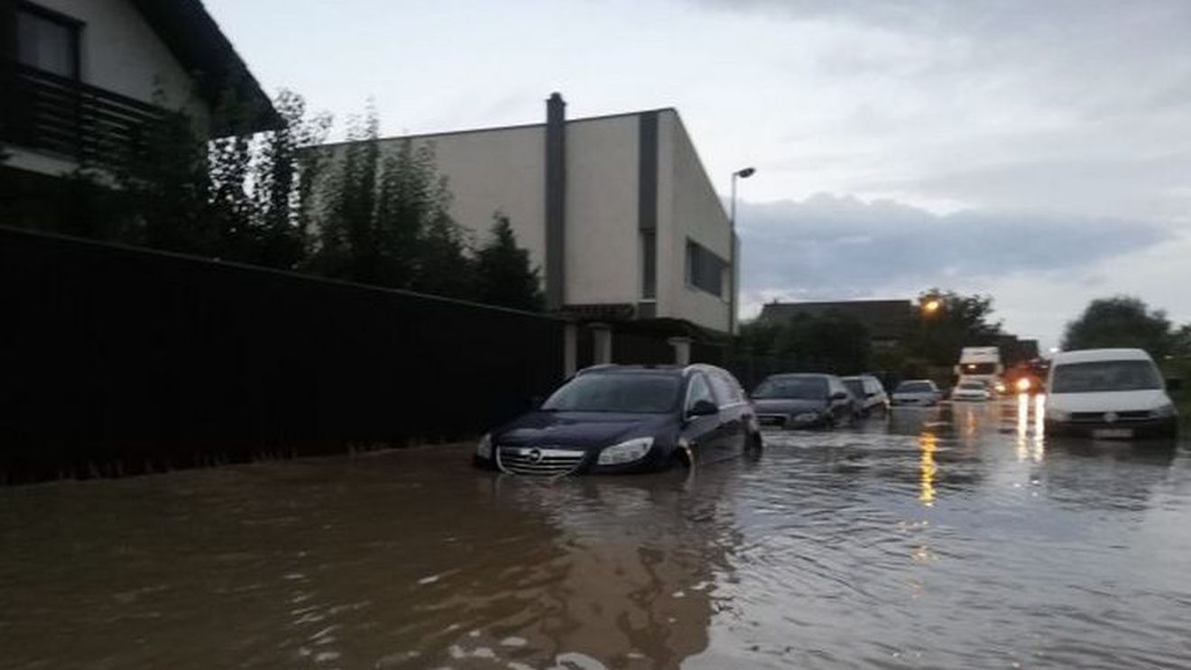 VIDEO Zeci de gospodării și subsoluri din Brașov, inundate după vijelia de azi-noapte / UPDATE