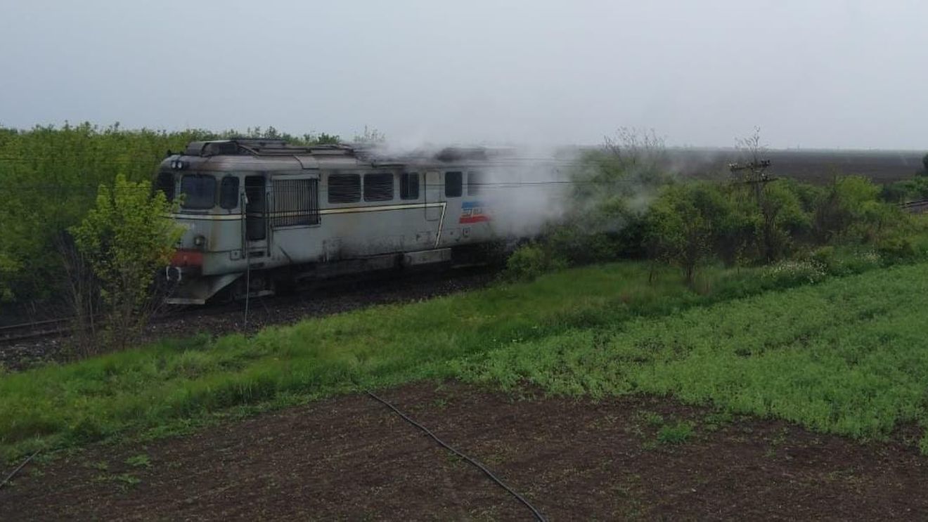 Incendiu la locomotiva unui tren de marfă încărcat cu propilenă, în Gara Piatra Olt