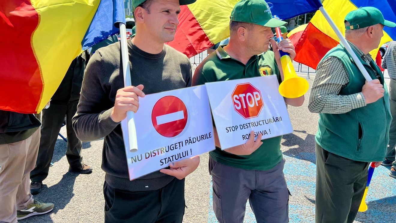 FOTO Silvicultorii, feroviarii şi rezerviştii militari protestează joi, în Piaţa Victoriei / ”Reorganizarea Romasilva serveşte unor interese diferite de cele ale statului român”