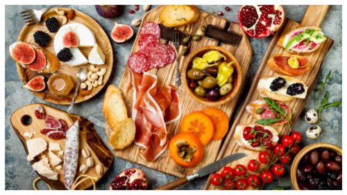 Cum aranjezi un platou perfect de aperitive pentru masa de Revelion/ Mezeluri, brânzeturi și alte gusturi complementare ce vor încânta invitații 