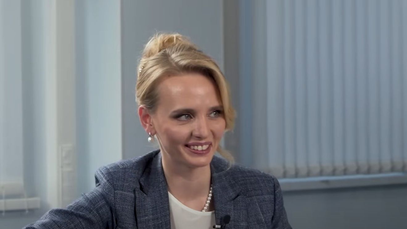 Fiica lui Putin stârnește râsete când încearcă să-și apere tatăl anchetat pentru crime de război: ”Viața oamenilor e o valoare supremă în Rusia” / Criticii lui Putin sunt întemnițați sau mor subit, iar peste 300.000 de soldați ruși și-au pierdut viața de la începutul războiului