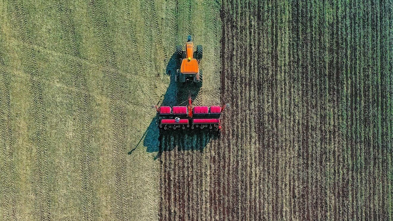 Un adolescent de 16 ani a murit după ce s-a răsturnat cu tractorul pe care-l conducea