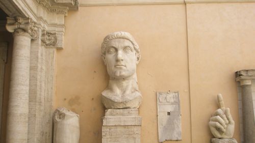 Statuia împăratului Constantin, de 13 metri înălțime, reconstituită /  Este cea mai mare dintre cele ale căror rămăşiţe au fost găsite la Roma