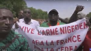 Proteste violente în zona Ambasadei Franței din Niger / Macron spune că nu va tolera atacul militanților care l-au răsturnat pe președintele ales
