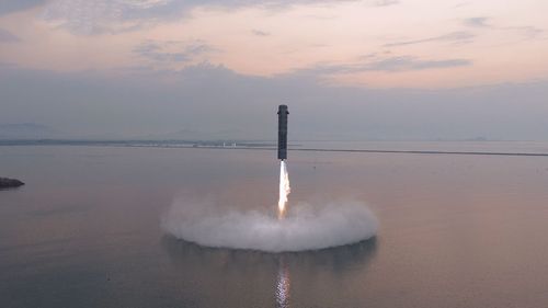 VIDEO China vine din urmă în cursa cu SpaceX cu o viteză surprinzătoare / Beijingul anunță un test reușit pentru o nouă rachetă reutilizabilă cu aterizare controlată