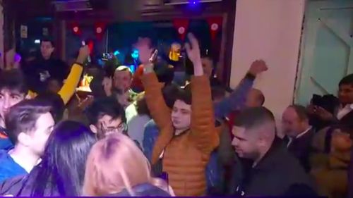 FOTO Revelion 2022. Străinii, încântați că nu sunt restricții prea multe în România, s-au distrat în voie în Centrul Vechi