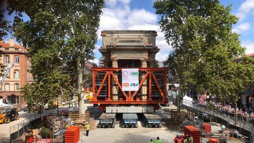 Un uriaş arc de triumf din Franţa, mutat pentru construcţia unei staţii de metrou / Construcţia cu o greutate de 1.000 de tone a fost mutată 33 de metri și va fi împinsă înapoi peste patru ani