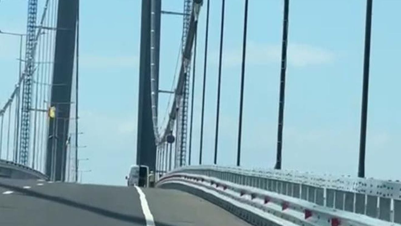 VIDEO Denivelări pe podul de la Brăila, la doar o lună de la inaugurare. CNAIR : ,,În general, obiectivele de infrastructură noi...se mai tasează". Grindeanu și Pistol spun că transportatorii nu au respectat restricțiile de tonaj/Posibile erori de execuție