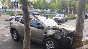 Tramvaiele au fost blocate o oră și jumătate pe Calea Dudești din Capitală, după ce un șofer s-a ciocnit cu mașina de o autospecială a Ministerului Afacerilor Interne aflată în misiune. Polițistul a fost rănit