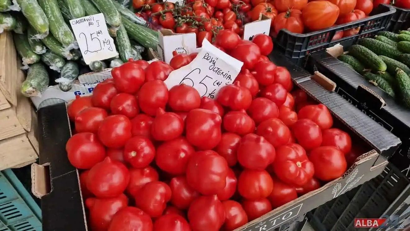 Roșii oltenești la 65 de lei kilogramul în piața din Alba Iulia: ”Nu avem cui să vindem, vine lumea se miră și pleacă”