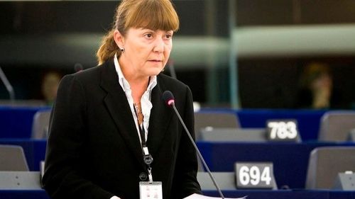 Monica Macovei solicită CSM să verifice cum a intrat în complet judecătoarea Alina Ghica de la Curtea de apel Bucureşti. Ghica i-a dat câştig de cauză lui Liviu Dragnea şi a anulat noile complete de 5 judecători de la Înalta Curte