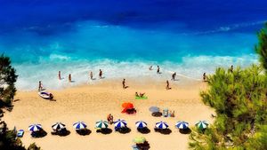 Grecii se pregătesc cu noi metode împotriva turiștilor care țin ocupate șezlongurile / Sunt angajați studenți sezonieri angajați care să îndepărteze prosoapele