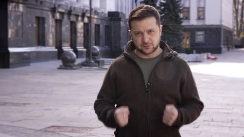 VIDEO Președintele ucrainean, Volodimir Zelenski, a mers să viziteze militarii răniți/ El e păzit de un soldat înarmat