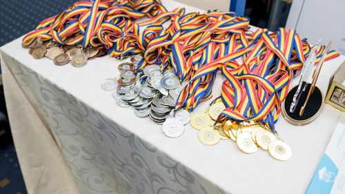 Ministerul Educației anunță că „onorează olimpicii internaționali”, după ce ministrul Daniel David spunea că aceștia „din premiul primit își permit să-și dea ei o bursă de merit în fiecare lună”, ca justificare pentru tăierea burselor de excelență