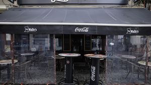 De ce nu se respectă regulile la terase. HoReCa dă vina pe Guvern și acuză că n-a primit ajutorul promis, iar primarii spun că vor face controale