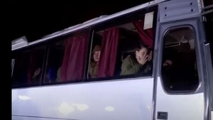Femeile ucrainene care au fost luate prizoniere de ruși afirmă că au fost obligate să meargă dezbrăcate prin zăpadă, bătute și violate