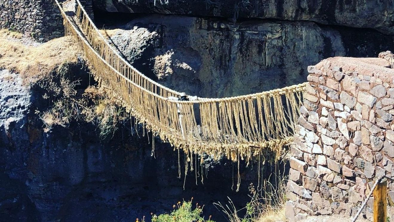 Peru: Ultimul pod suspendat din epoca incaşilor s-a prăbuşit în apele râului Apurimac. Ceremonia anuală de consolidare a structurii nu a avut loc în 2020 din cauza pandemiei de coronavirus