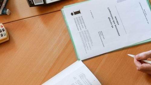 Un oficial din Ministerul Turismului, descalificat de la un concurs de promovare în funcție după ce a fost prins că a făcut semne pe lucrare