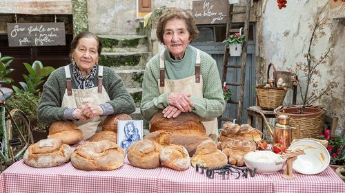 VIDEO Vedete la aproape 90 de ani: Bunicuțele din Italia care au cucerit Instagramul și au salvat o brutărie medievală