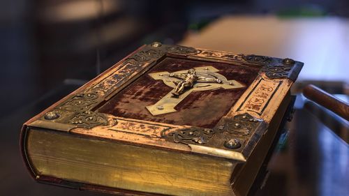 „Sunt tinerii care caută un fel de spiritualitate”: vânzările de Biblii în Marea Britanie ating un nivel record