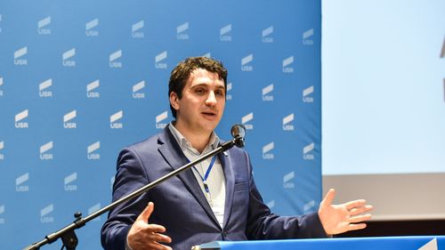 Deputatul Adrian Prisnel critică decizia Biroului Național al USR de a-l susține pentru funcția de viceprimar al Craiovei pe Cezar Drăgoescu, „un rasist, xenofob şi homofob”