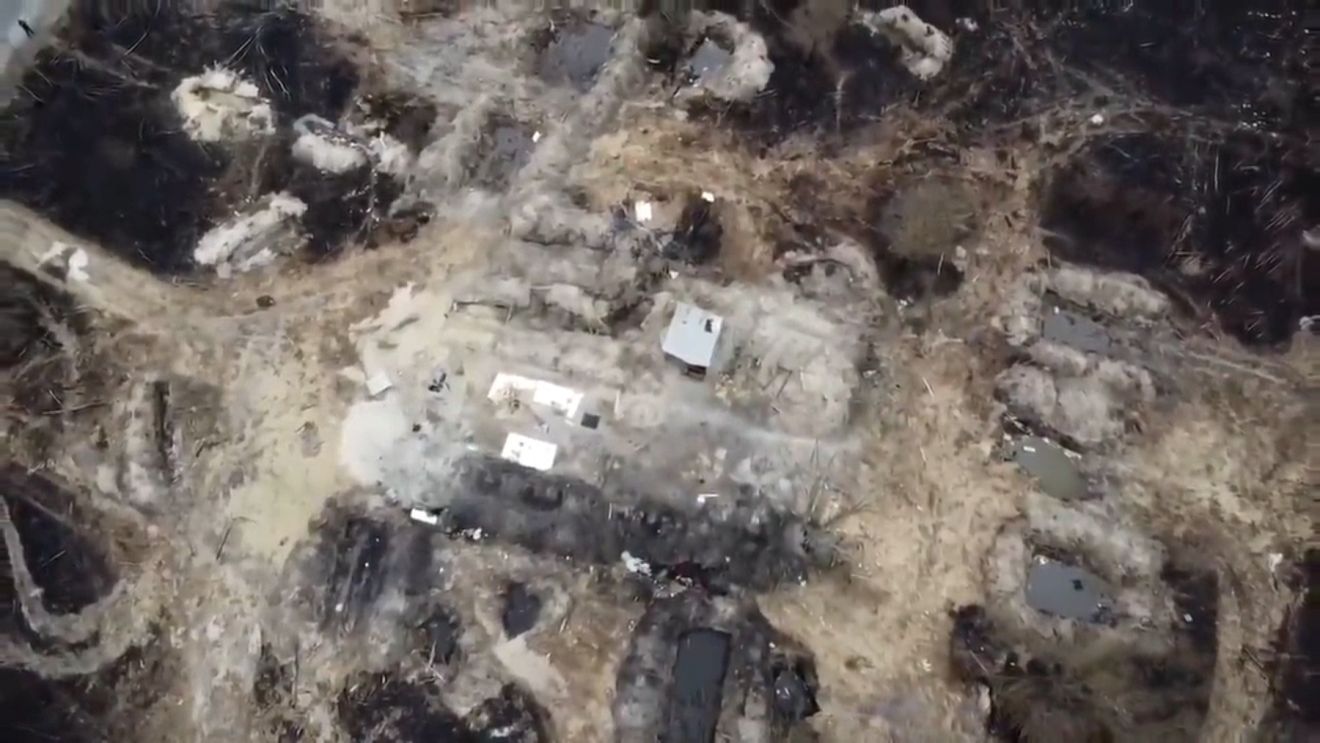 Imagini video arată că trupele ruse au săpat tranşee în Pădurea Roșie, zona restricţionată şi puternic radioactivă de lângă Cernobîl