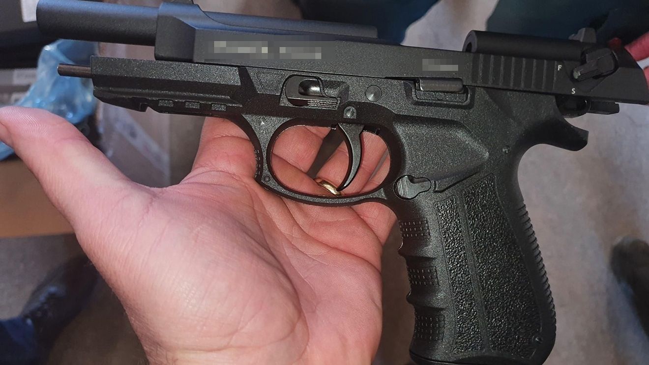 Două mandate de arestare preventivă în dosarul privind furtul pistolului unui fost ofițer SRI  / Suspecții, doi tineri de 23 și 19 ani