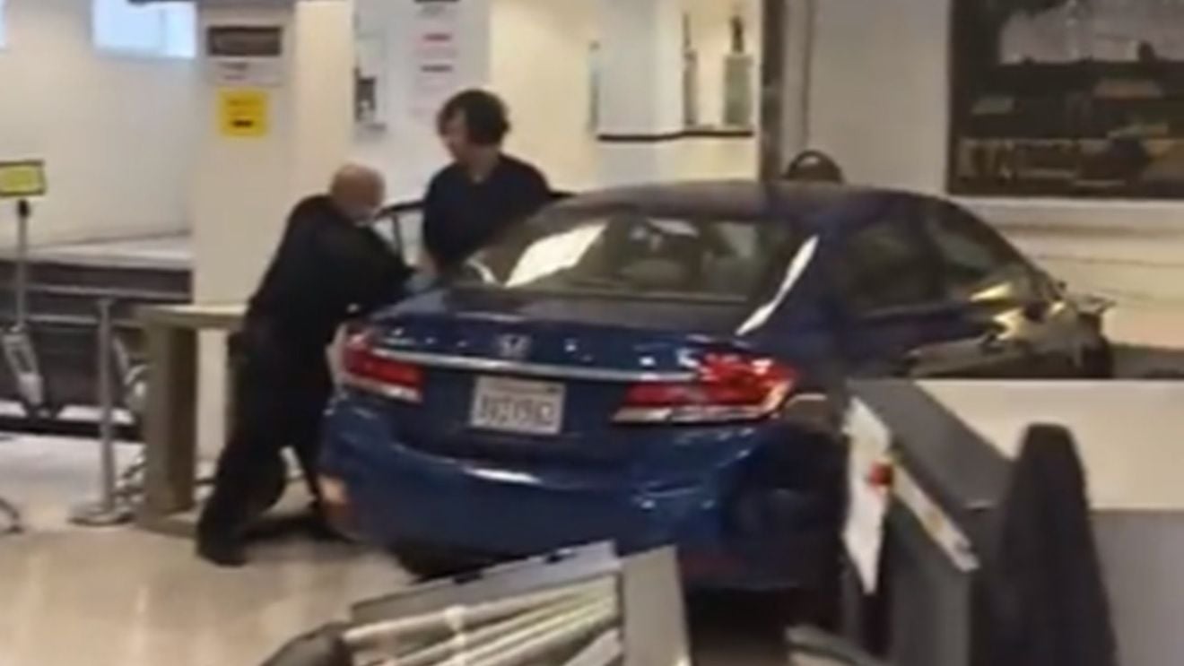 O mașină a pătruns în consulatul chinez din San Francisco, șoferul a fost ucis