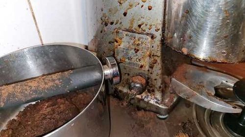 VIDEO Restaurant din Sectorul 5 al Capitalei, închis temporar de ANPC şi amendat cu 20.000 de lei/ Printre nereguli: Rugină şi mucegai, alimente depozitate pe jos/ Sloganul restaurantului: ”Mâncare ca-n basme la tine-n cartier”