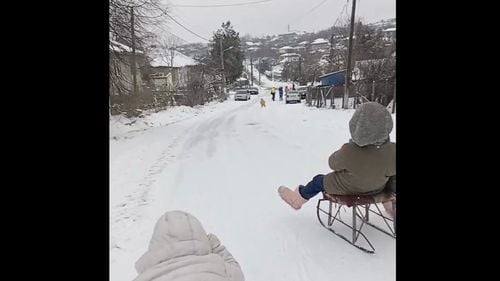 VIDEO Drum transformat în derdeluş pentru copiii unei comune din Constanţa / Primarul a blocat accesul maşinilor