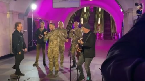 VIDEO Bono și The Edge, spectacol live emoționant într-o staţie de metrou din Kiev/ Starurile rock au adaptat hitul ”Stand by me” în ”Stand by Ukraine”, pe care l-au cântat împreună cu un solist ucrainean care acum e soldat