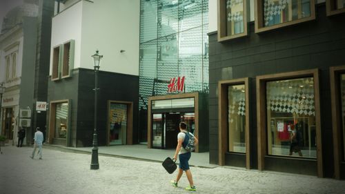 Gigantul suedez de fast fashion H&M încearcă să își găsească locul: "undeva între Shein în partea de jos și Hermes în partea de sus" / Transformarea brandului suedez