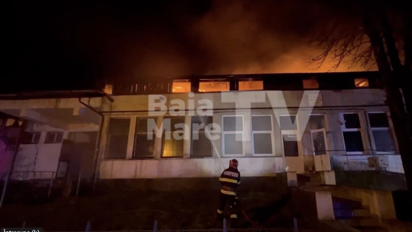 Baia Mare: Incendiu puternic la acoperişul unei clădiri care aparţine Colegiului Transilvania