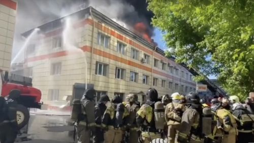 VIDEO Rusia: Incendiu devastator în orașul Tyumen, la un depozit de motoare al Dumei regionale