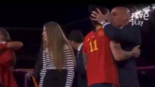 Mama șefului federației spaniole de fotbal s-a închis în biserică și a intrat în greva foamei pentru a-și susține fiul/ Luis Rubiales este acuzat că a sărutat o sportivă fără acordul ei