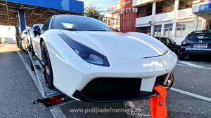 Ferrari de un sfert de milion de euro, căutat în Elveția, a fost depistat de polițiști la Vama Nădlac / Era transportat pe o platformă de un bulgar