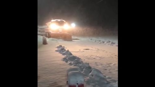 VIDEO Ninge abundent DN 7A, în zona Obârşia Lotrului / Recomandările drumarilor
