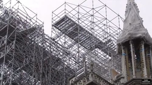 VIDEO Luni începe una dintre cele delicate operațiuni inginerești: demontarea celor 40.000 de țevi de metal care au sprijinit acoperișul incendiat al Catedralei Notre Dame din Paris