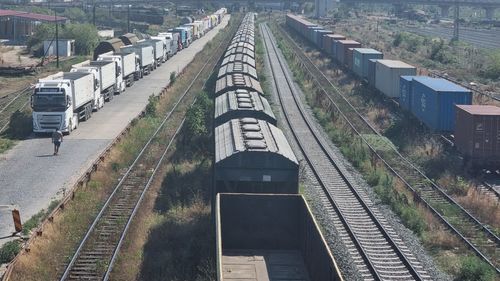 Grindeanu spune că dacă primește „cea mai mică dovadă” că în Portul Constanţa au prioritate camioanele din Ucraina, toată conducerea portului va fi schimbată