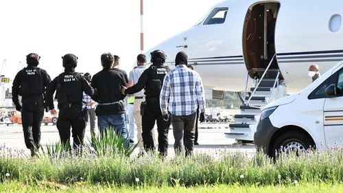 Zece persoane urmărite internaţional au fost aduse în ţară în ultima săptămână, transmite Poliția Română